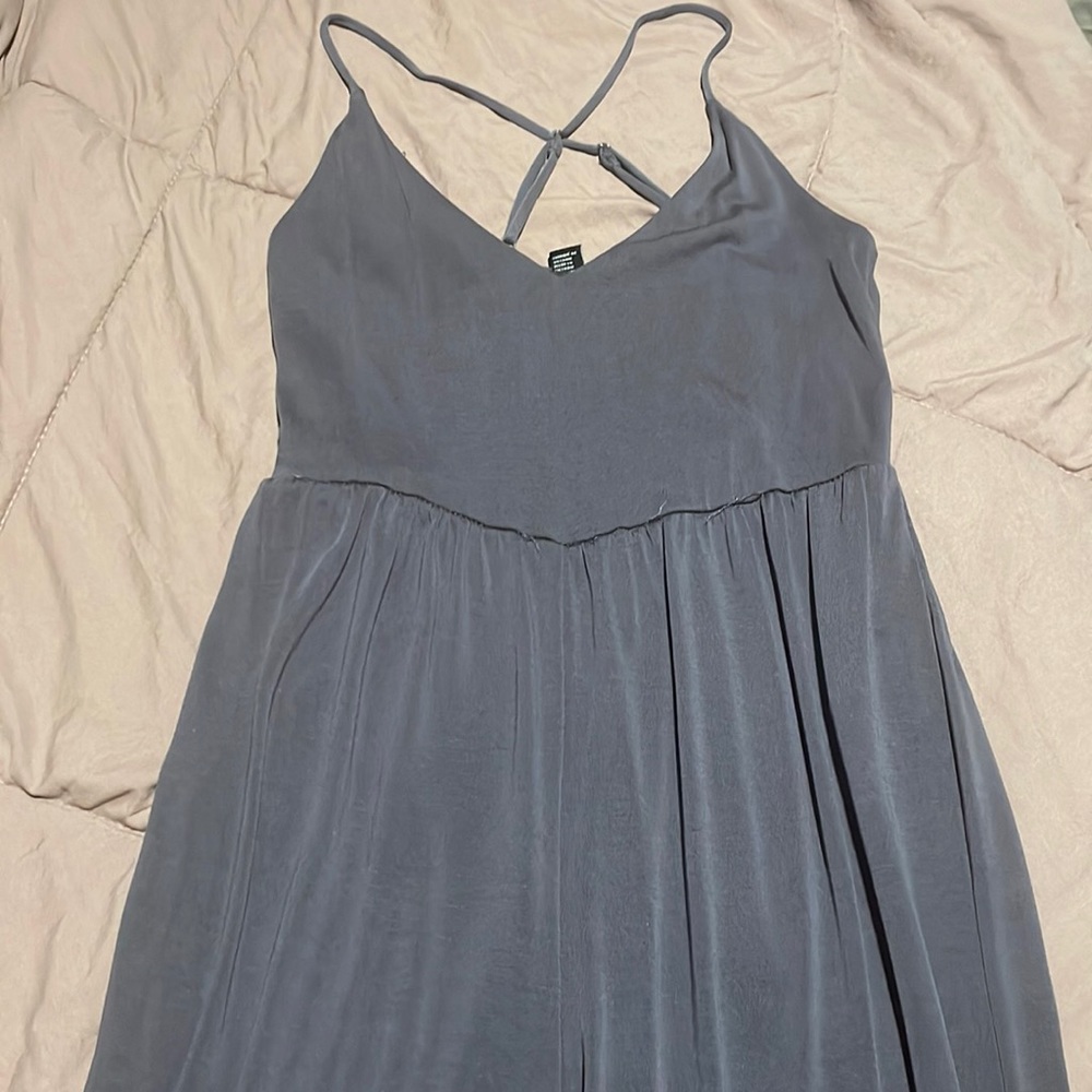 Selling jumpsuit from FOREVER 21 worn 3 times. Still in good shape. Size M.